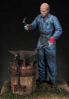 Figurine blacksmith 1/48 Royal Model