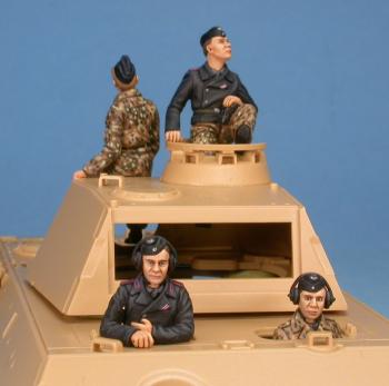 Kit-Gaso.line-Panther-tank-crew
